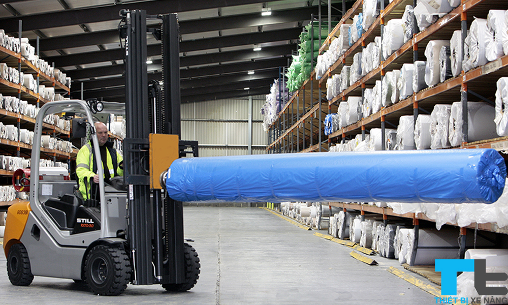 Càng nâng vải cuộn